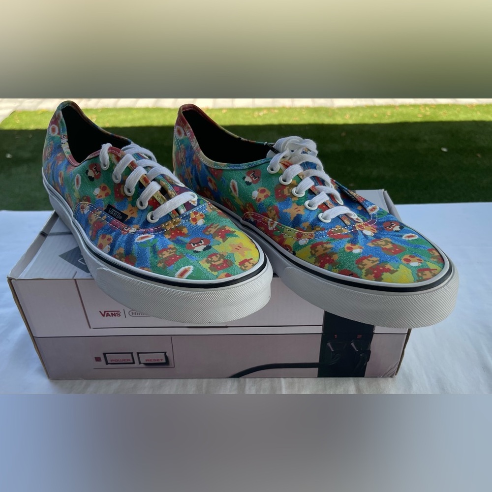 Mens Size 11 VANS Nintendo x Authentic Super Mario Bros, Like New With Box